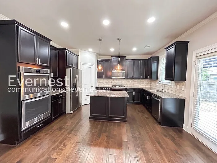 1643 Fairview Dr — Photo 3