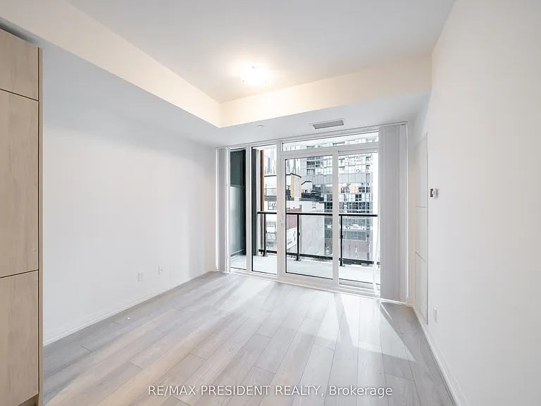 400 King St W #610 — Photo 16