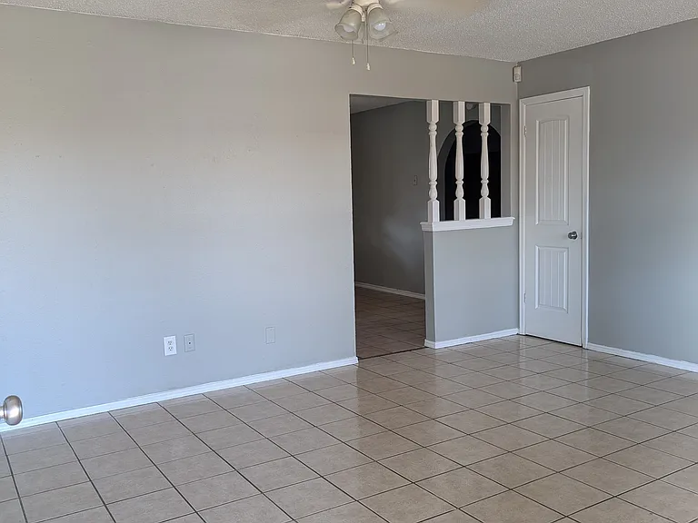 941 N Bradley Ave — Photo 3