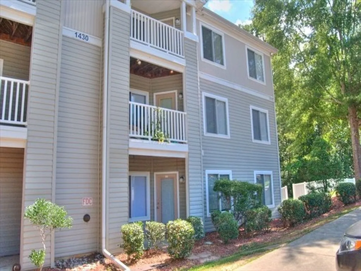 Building Photo - 1241 University Ct #102