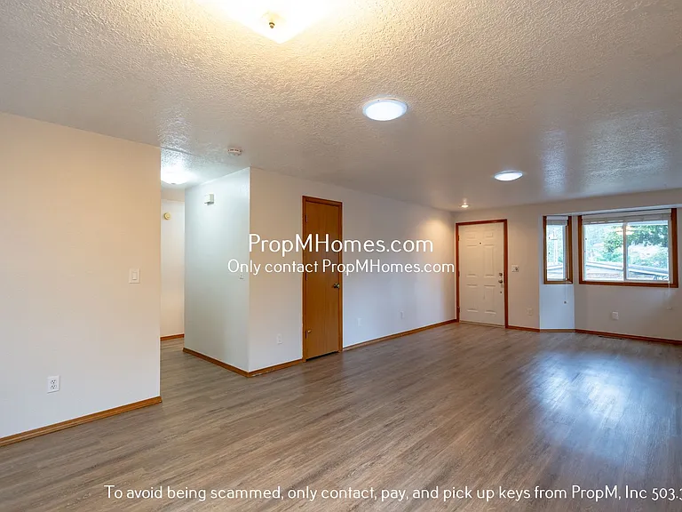 2627 SE Park Ave — Photo 2