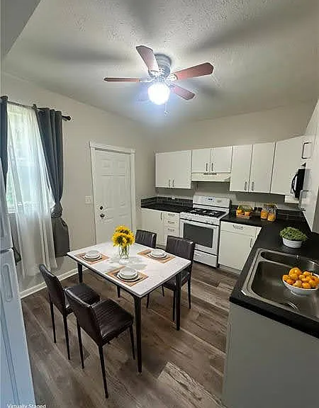 457 Natchez St — Photo 2