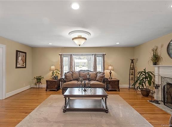 5th image of 712 Townsend Ave