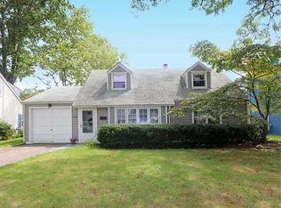 2002 Earle Dr, Merrick, NY 11566