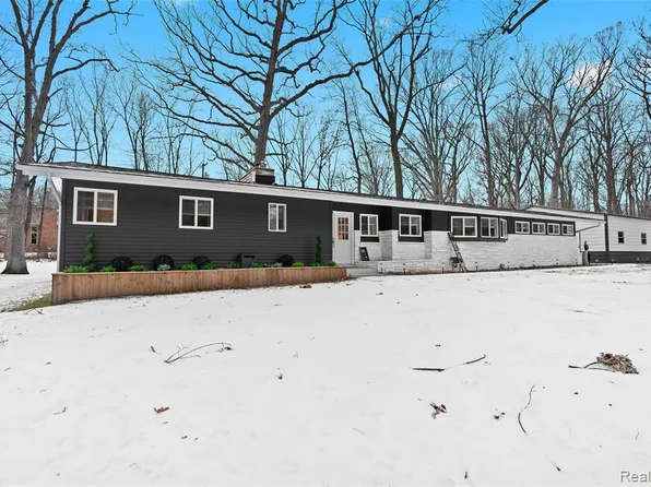 2566 Harrington Rd, Rochester Hills, MI 48307