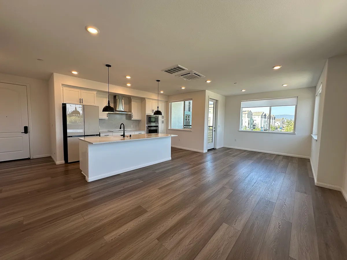 Building Photo - 3207 Mallard Ct #301
