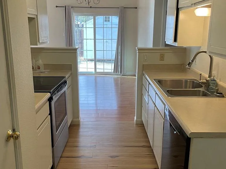 1434 Lindell Ct — Photo 12