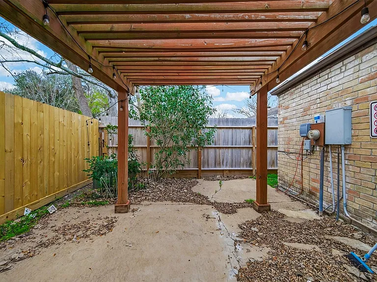 2130 Round Lake Dr — Photo 45