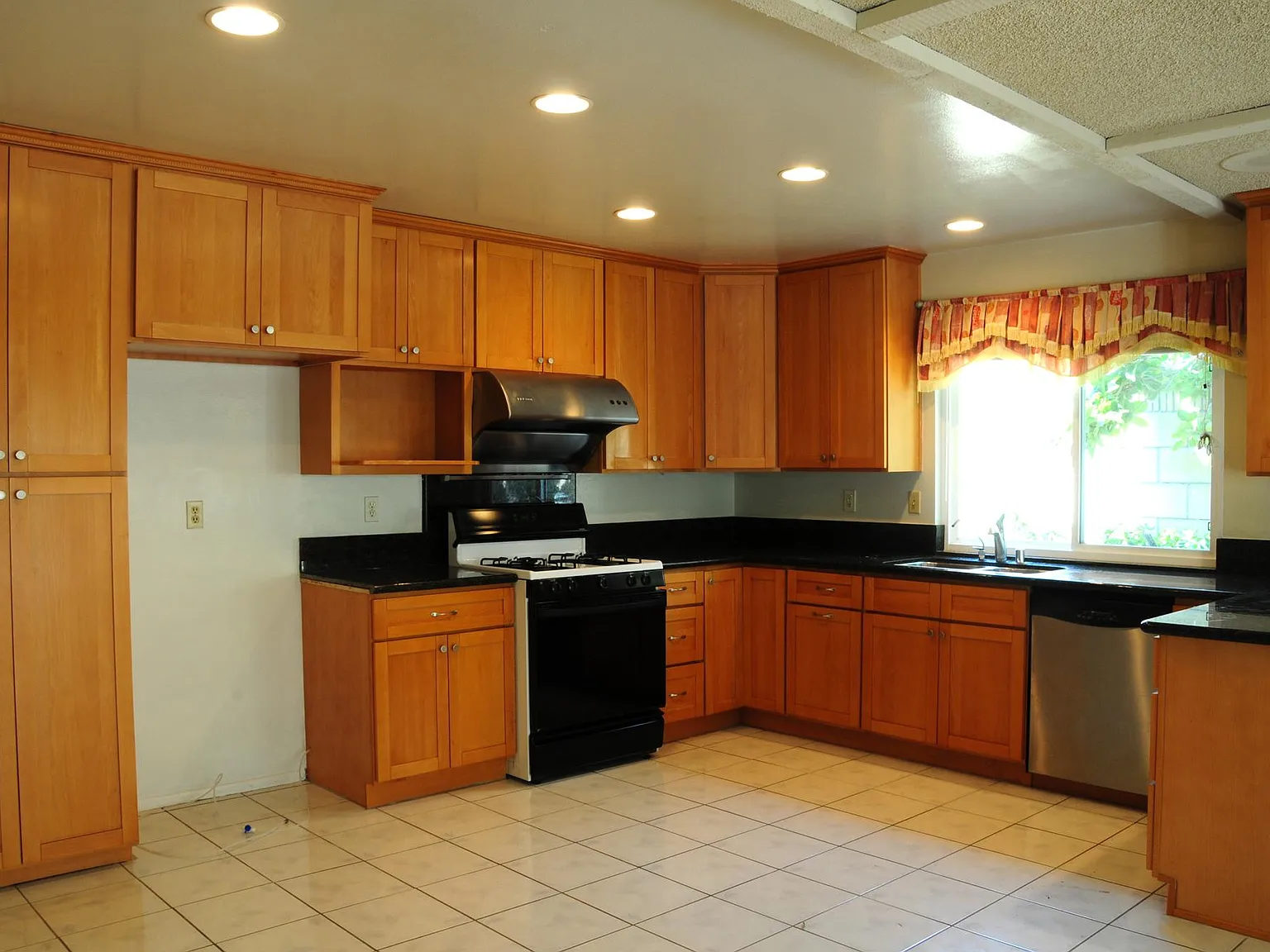 4 bed, 1574 sqft, $4,375 — Photo 3