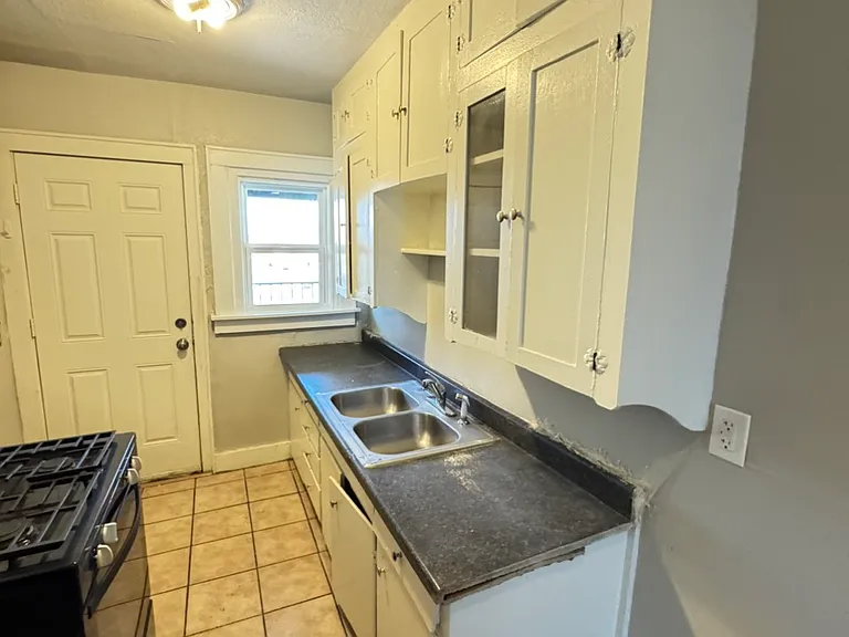 525 SW 24th St #3 — Photo 3