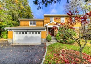 34 Mohegan Pl, New Rochelle, NY 10804