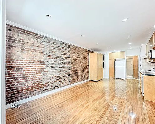 2nd image of 527 W 48th St APT 4RE