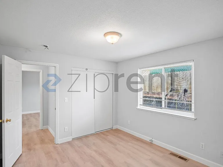 2124 E 20th St — Photo 20