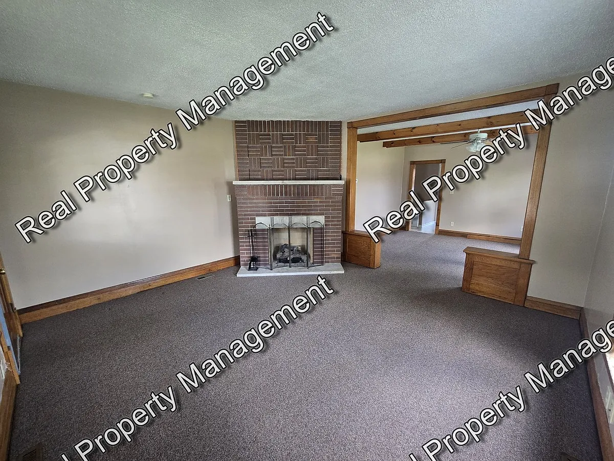 Building Photo - 213 Pettibone Ave #1