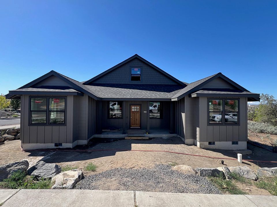 1st image of 202 SE Larkspur Dr