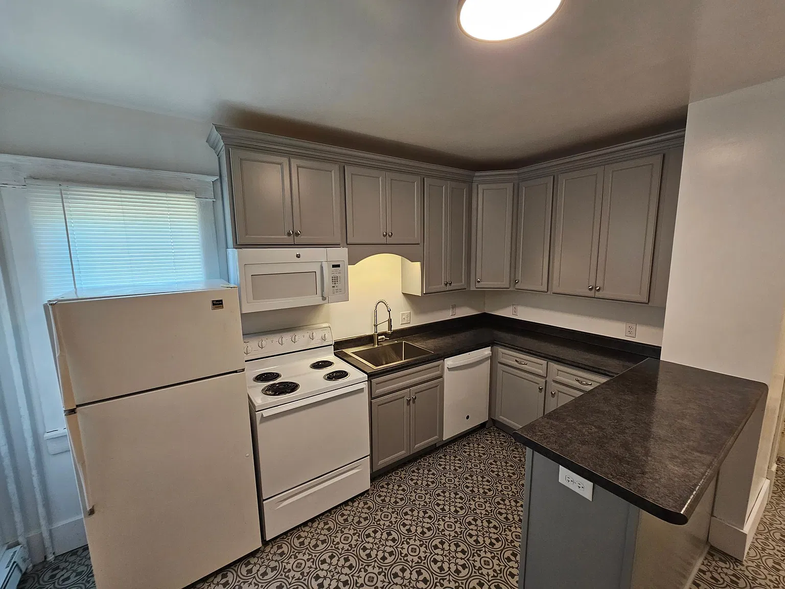6 bed, 2800 sqft, $2,300 — Photo 4