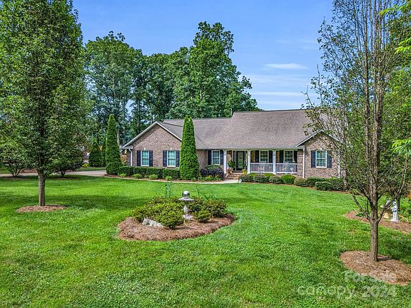 3rd image of 1555 Oaklin Ln