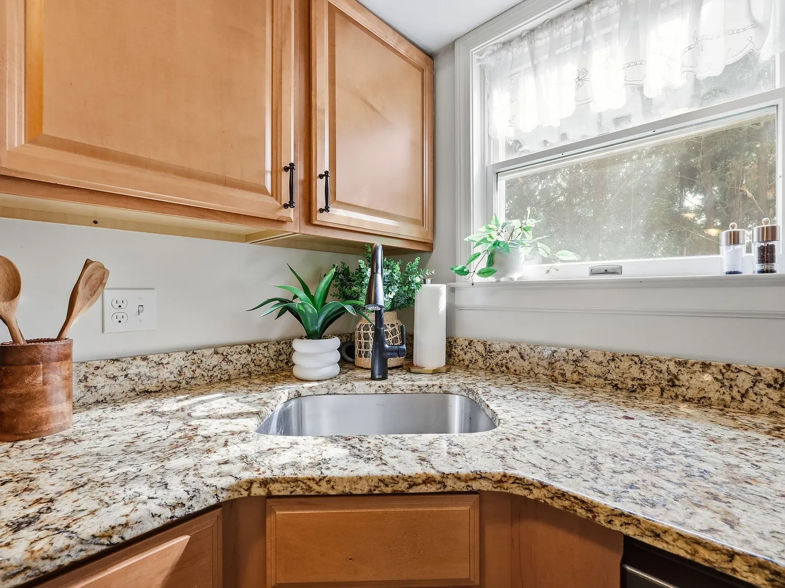2 bed, 933 sqft, $2,050 — Photo 2