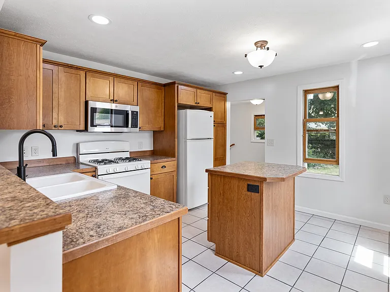 352 Calkins Ave SE — Photo 6