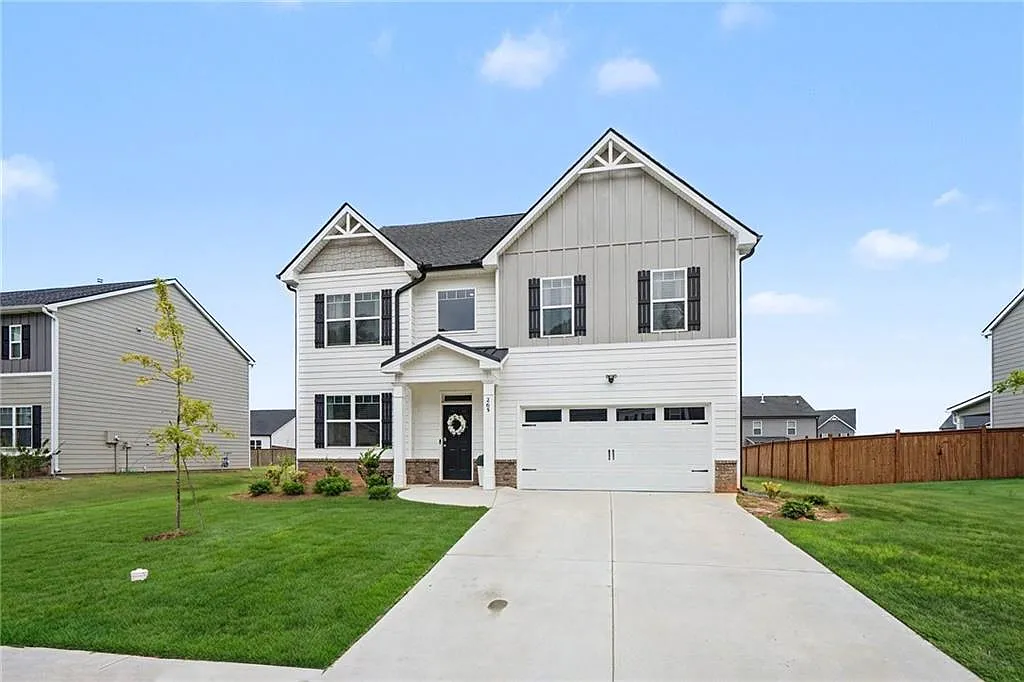 4 bed, 2.5 bath, 2720 sqft, $3,000 — Photo 3