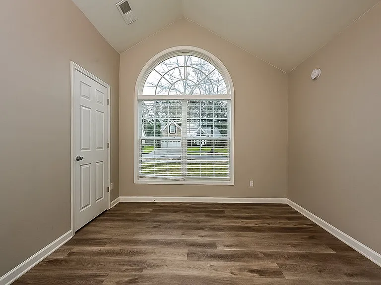 421 Eglington Trl — Photo 14