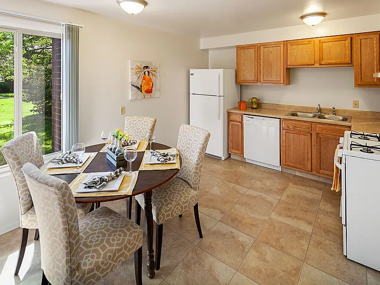 Dining Area & Kitchen