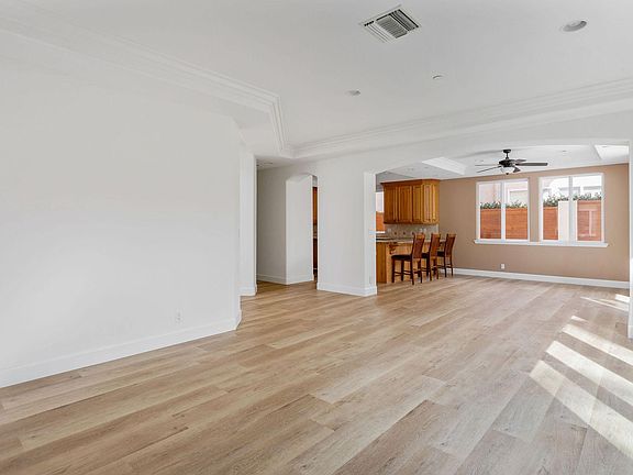 5th image of 616 South Broadway