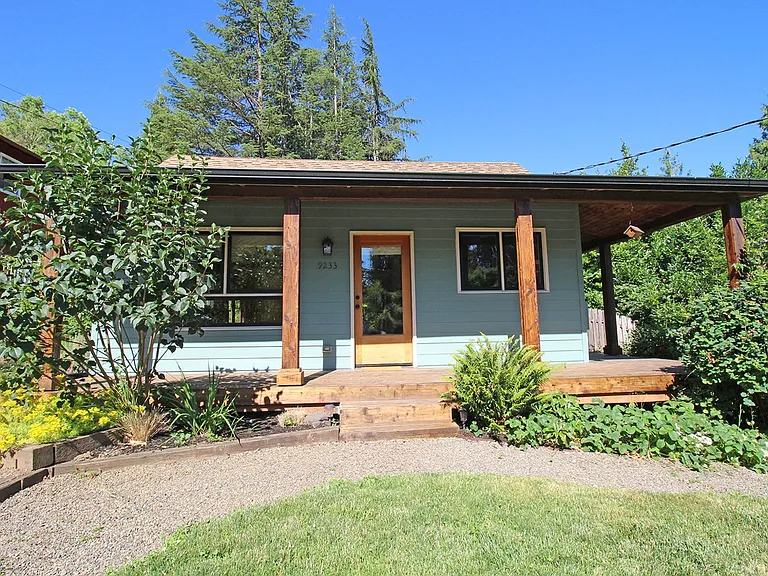 9233 SW Brier Pl — Photo 2