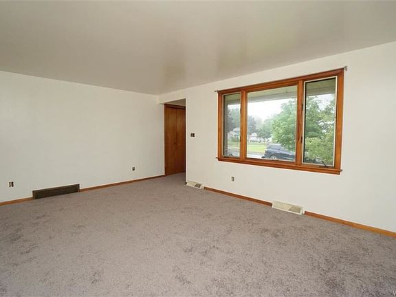3rd image of 75 Thomas Dr
