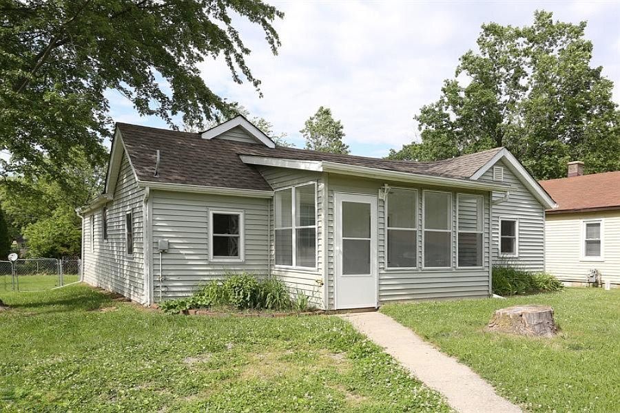 1st image of 208 E 1st St
