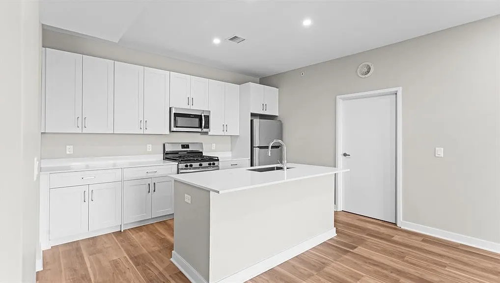 2 bed, 2.0 bath, $3,230 — Photo 2