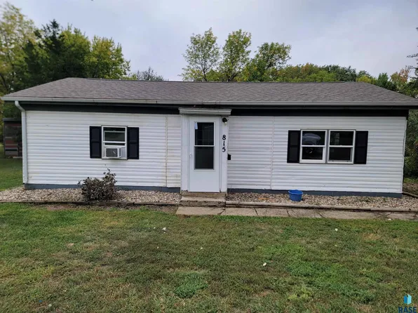 815 SW 4th St, Madison, SD 57042
