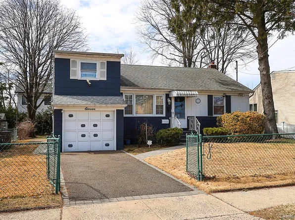 11 Elton Street, Westbury, NY 11590