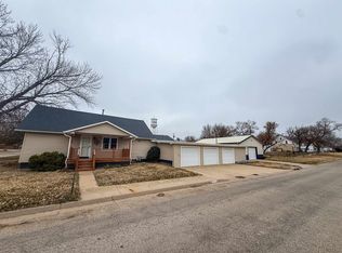 1113 State St, Ellsworth, KS 67439