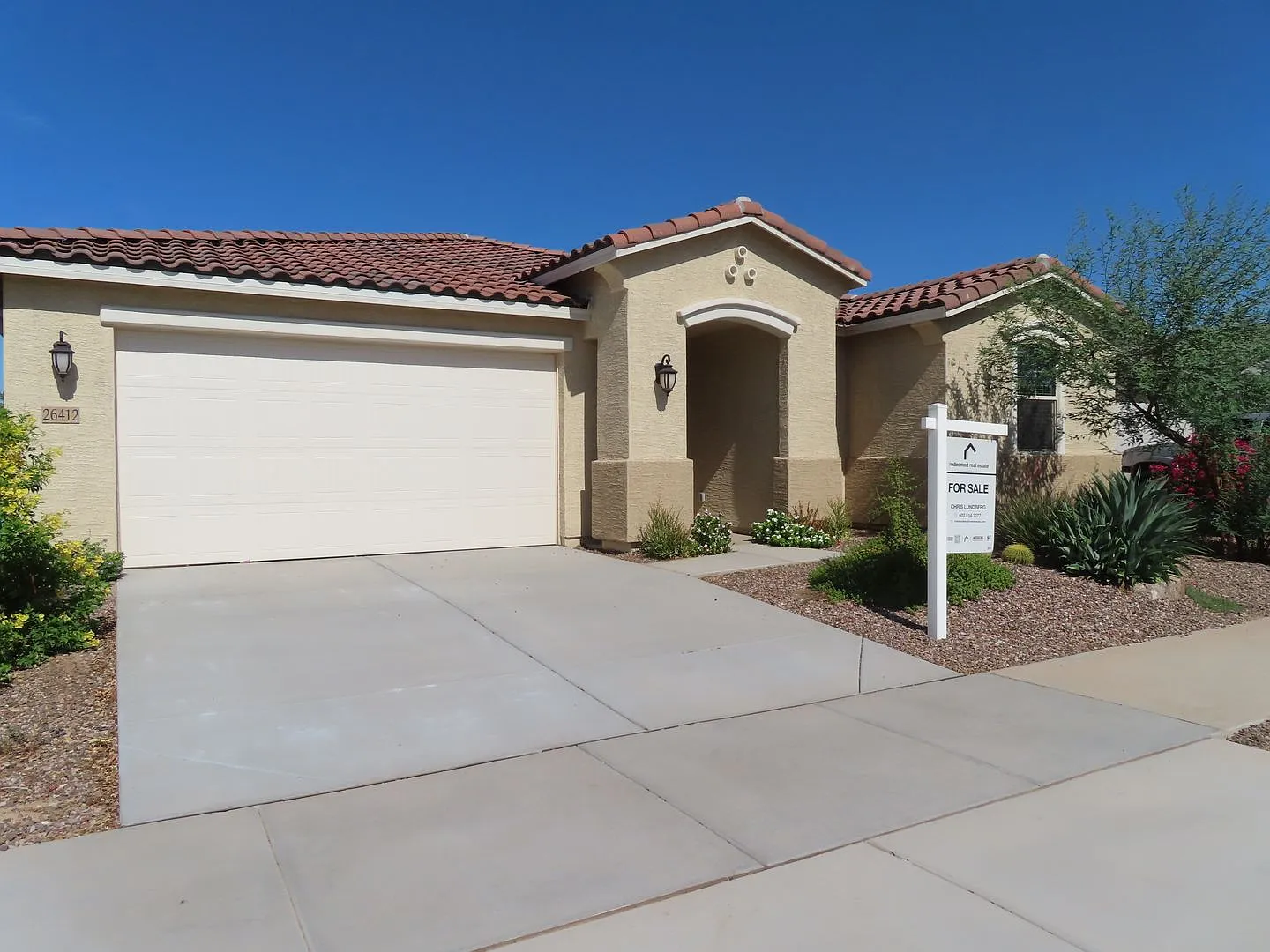 Beautiful 3 Bedroom Plus Den in Empire Pointe — Photo 1