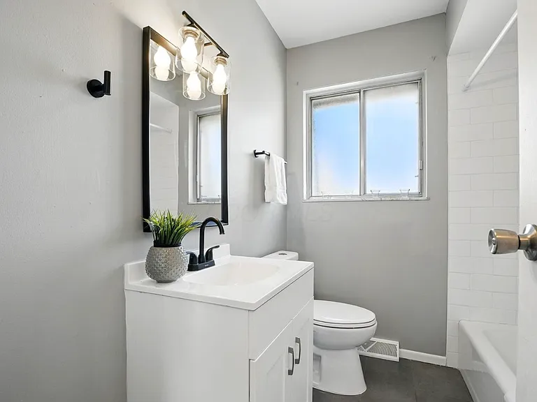 1190 E Long St — Photo 16