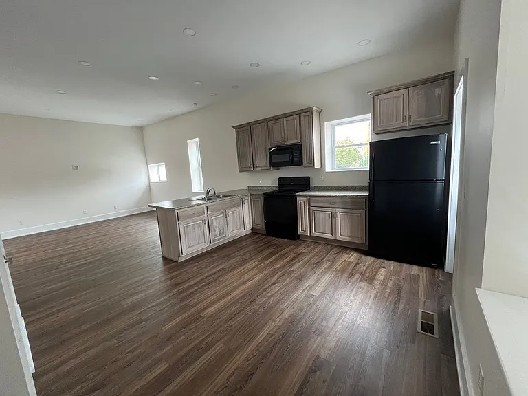 206 N Main St — Photo 3