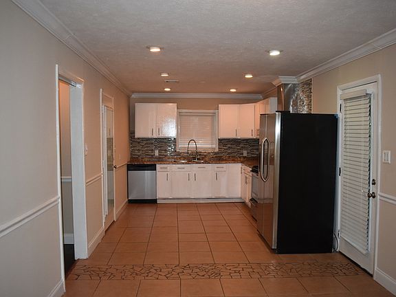 3rd image of 1426 Beaumont Dr