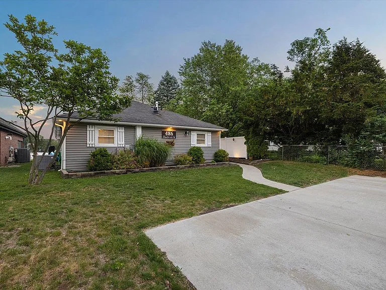 486 Charlevoix St — Photo 42