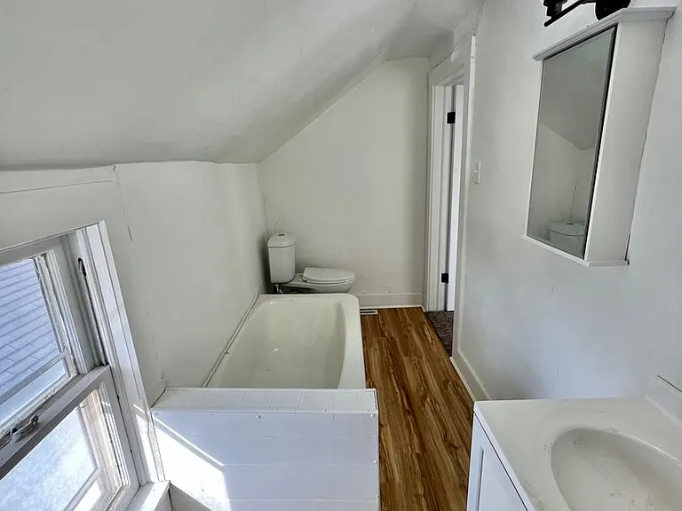 416 Henry St — Photo 34