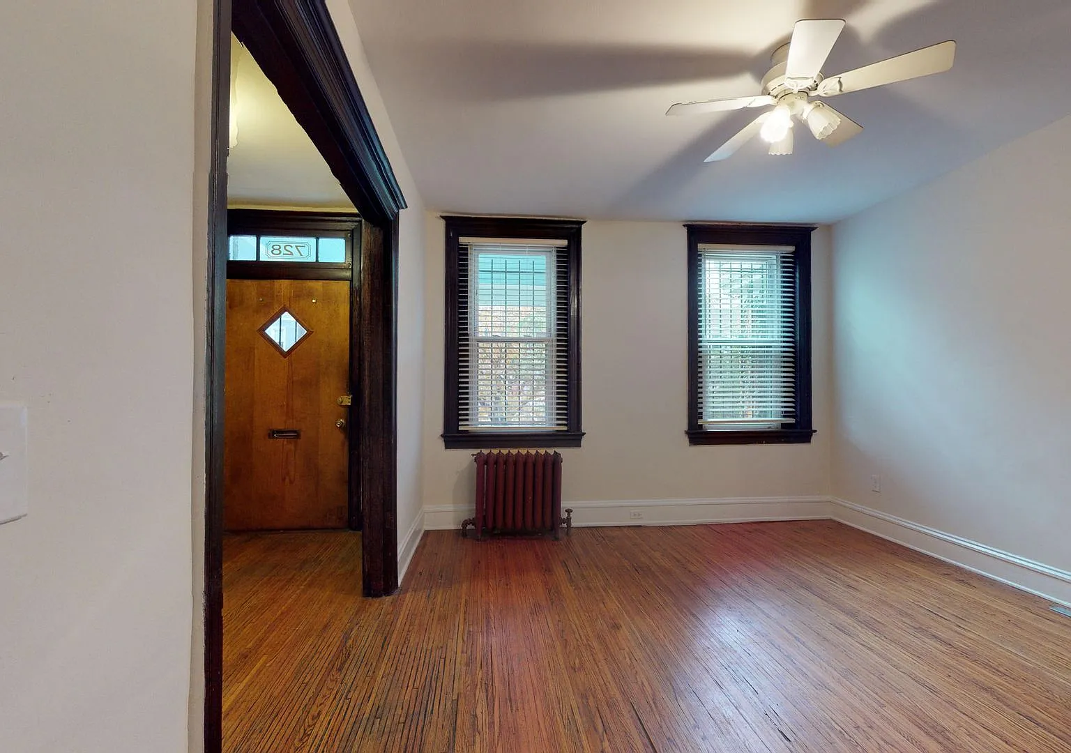 Large 4 Bedroom, 2 Bath House with Hardwood floors, walk in closets and more! — Photo 2