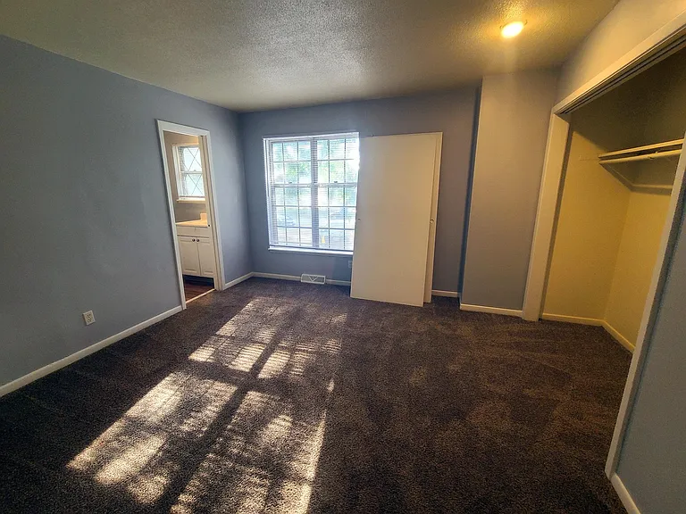 9825 Linden Cir — Photo 7