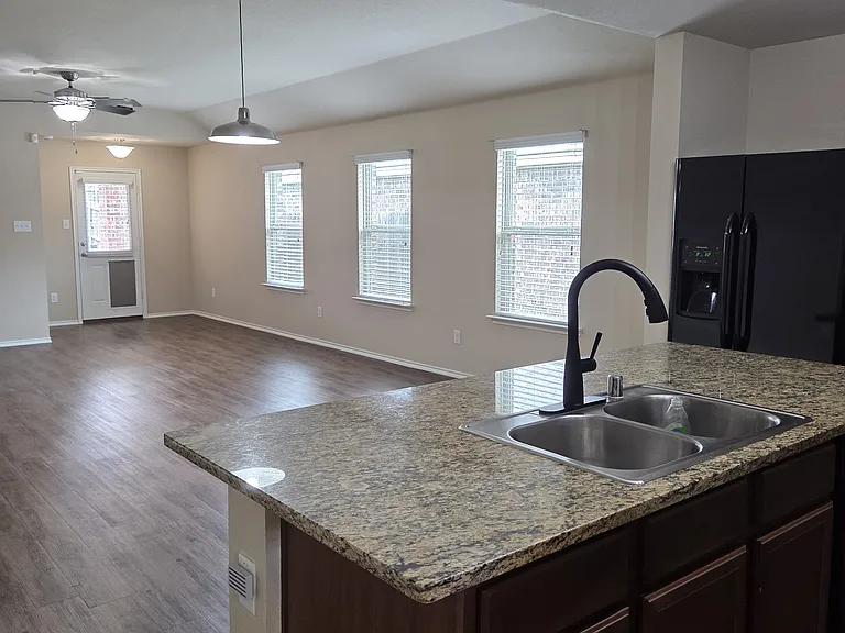 2118 Meadow Park Dr — Photo 6