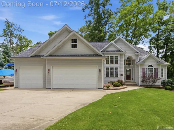 7495 Kovacs Dr, Linden, MI 48451