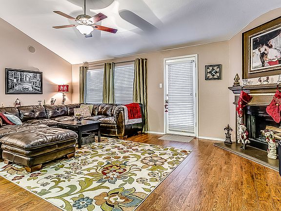 3rd image of 301 Willowlake Dr