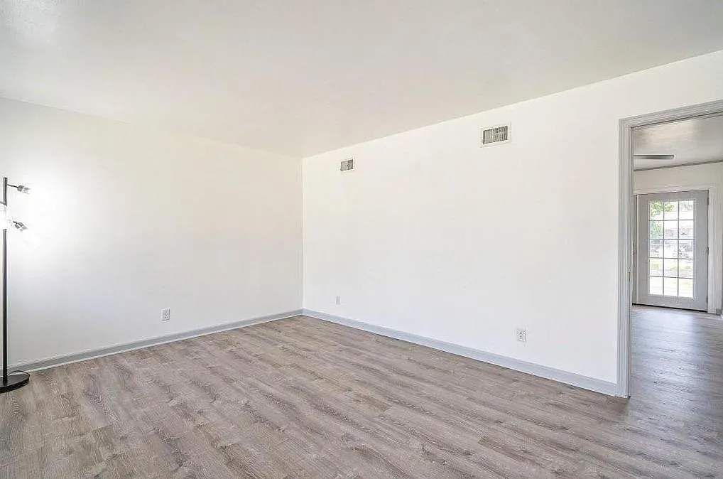 Building Photo - 407 Wilshire Blvd
