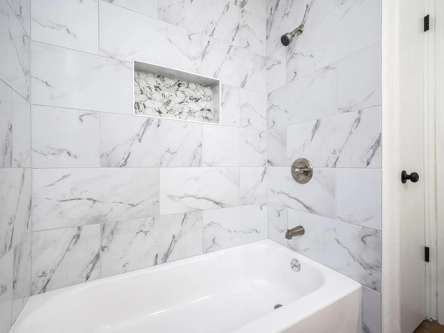 4 bed, 2.0 bath, 2100 sqft, $702 — Photo 3