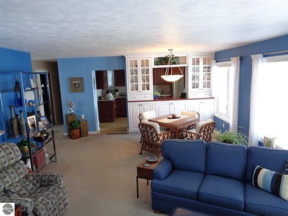 2nd image of 464 Island View Dr