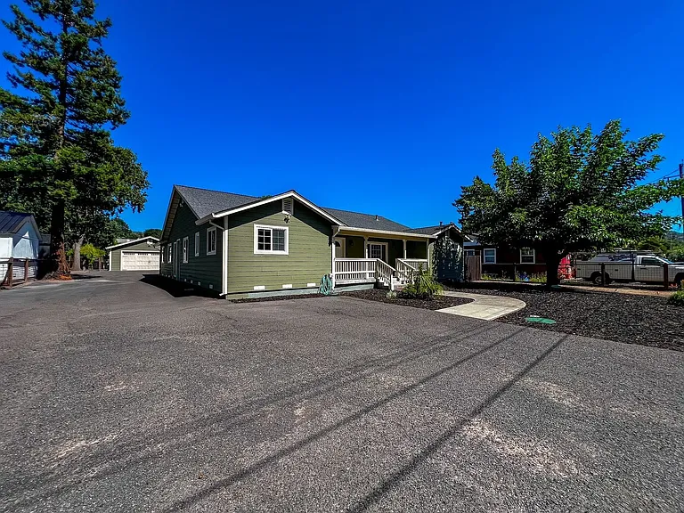 1022 Berry Ln — Photo 2