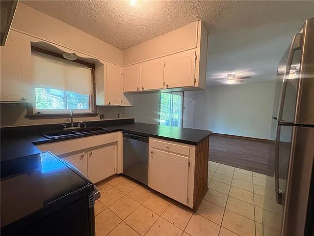 3 bed, 2.0 bath, 1355 sqft, $1,700 — Photo 4